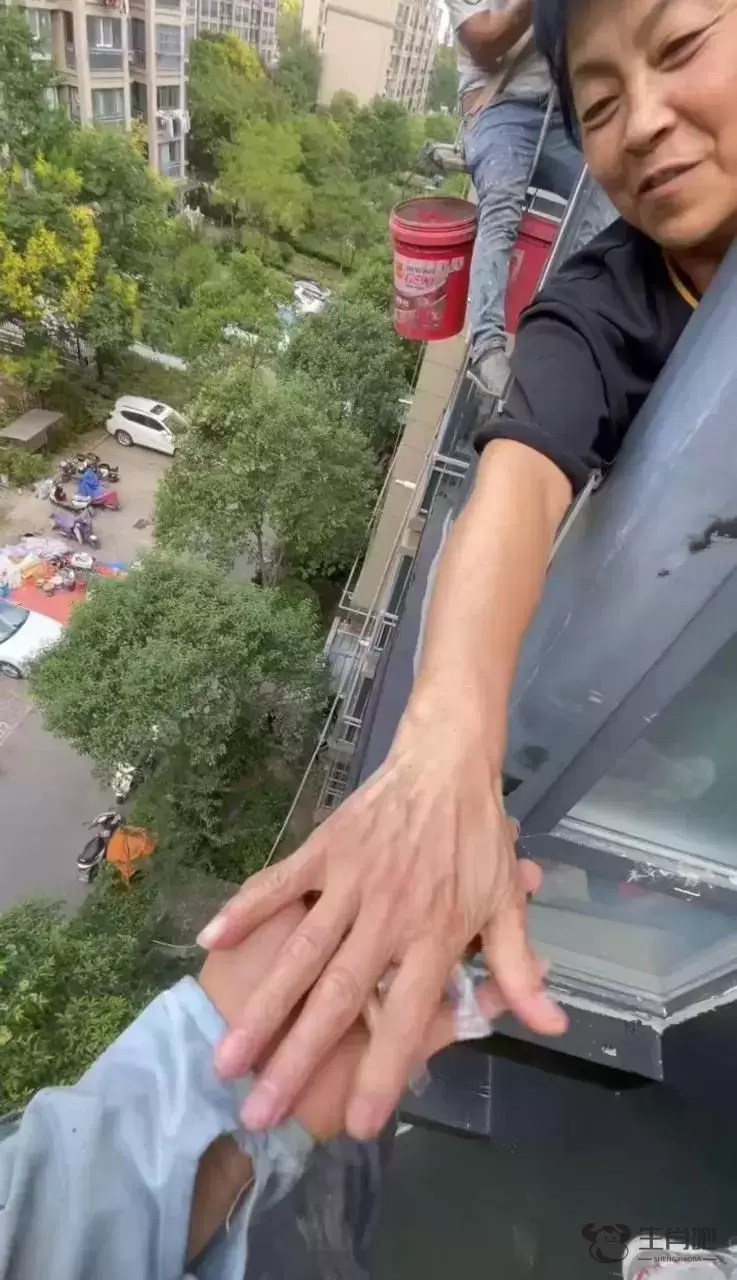 江苏一男子高空作业时，获住户阿姨暖心“投喂”：事后想起来仍觉得暖心插图2