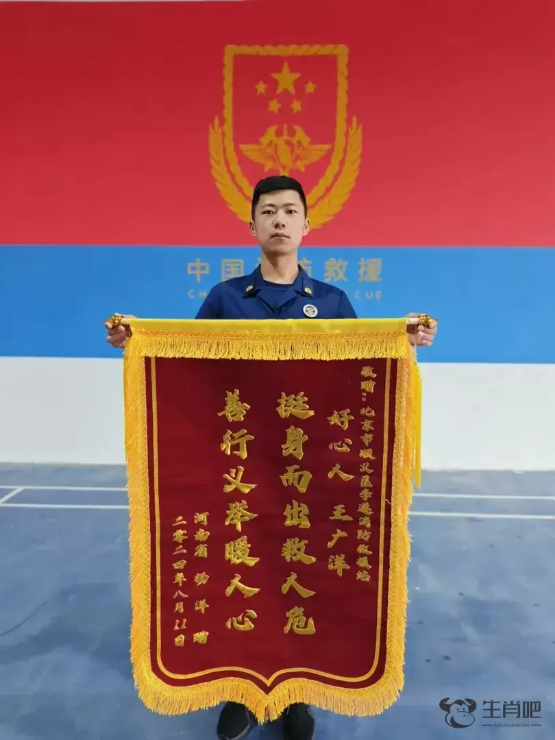 高速上犯了“职业病”，黑衣男子一连救出五条人命插图2